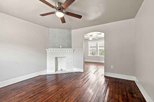 Building Photo - 1549 E 10th St
