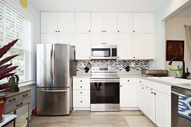 Building Photo - $500 Off 1st Month's Rent! Pet-Friendly End-Unit with Walkable Forest Lakes Lifestyle