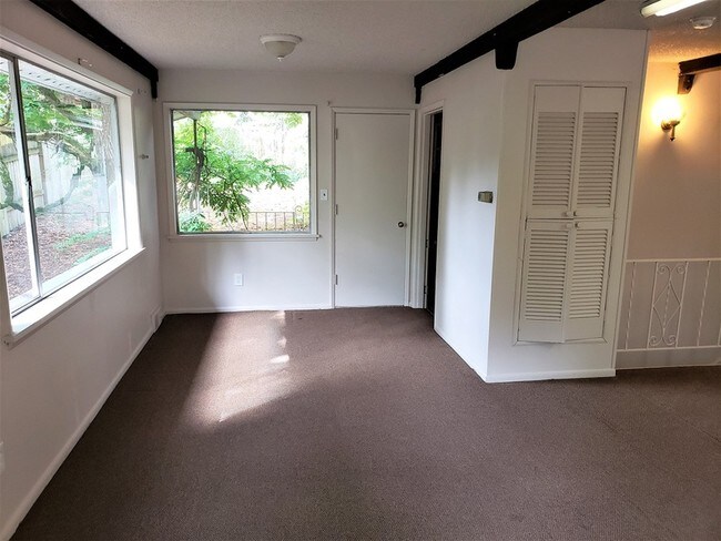 Building Photo - 1435 Bellevue Way SE