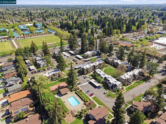 Building Photo - 102 Luna Grande Cir