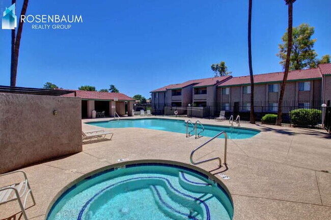 Building Photo - Charming 2-beds, 2-baths ground-level condo nestled in the highly desirable Woodglen Square commu...