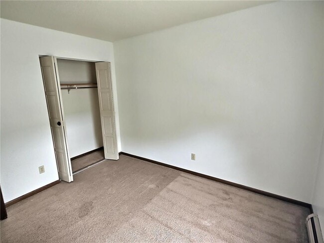 Building Photo - 650 Summit Dr