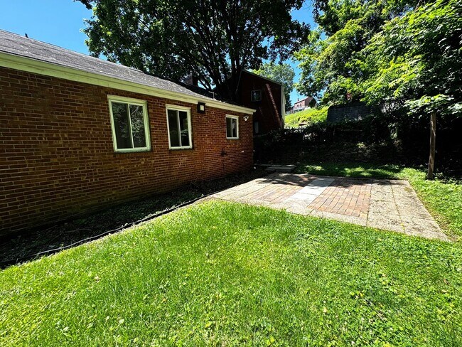 Building Photo - BRENTWOOD BEAUTY -- Available Now!!   PRICE REDUCED!!
