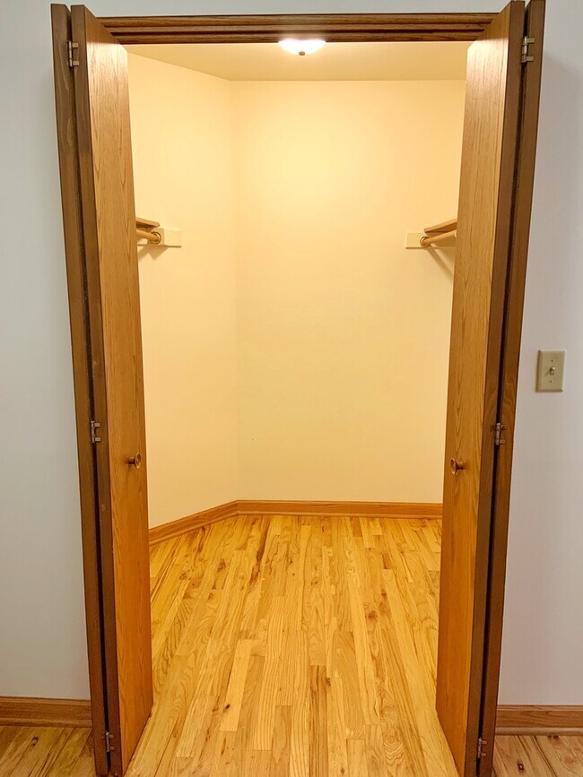 Building Photo - STUDIO Apartment, Hardwood Floors, Tall Ceiling, Downtown Waukesha!