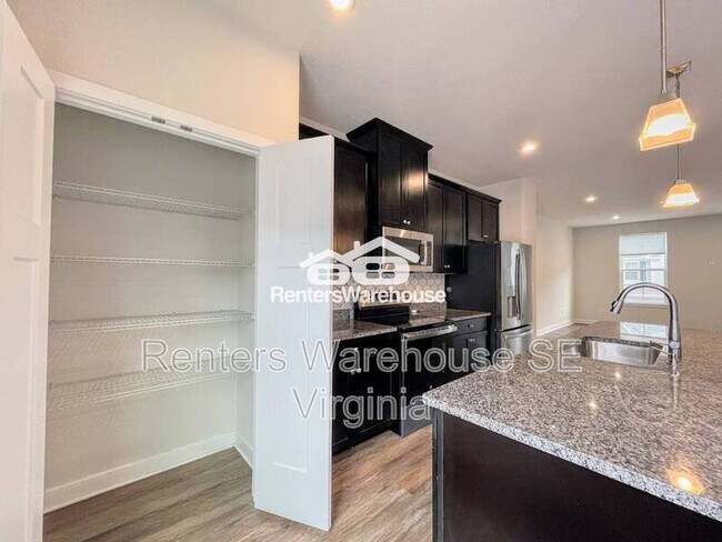 Building Photo - 1724 Defiance Dr