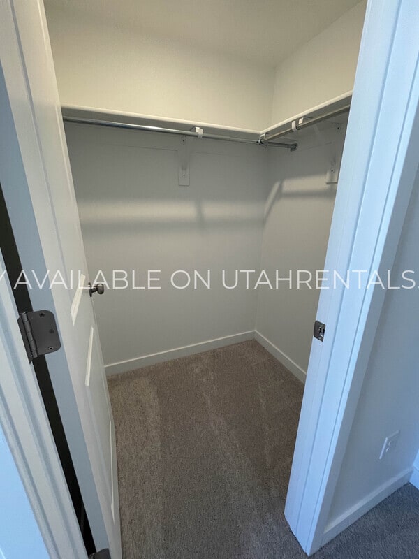 Building Photo - 1605 W Charmer Ln
