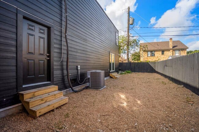 Building Photo - 2724 Southmore Blvd