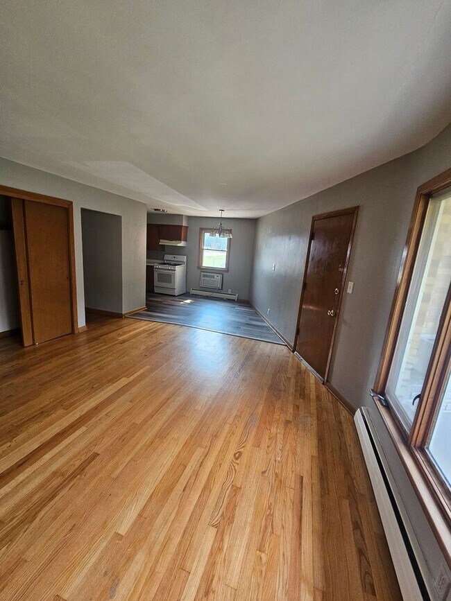Building Photo - 3202 N 76th St - 14 Unit