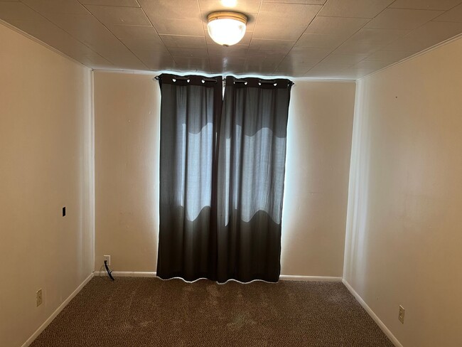 Building Photo - Upstairs 1 bedroom apartment with garage!