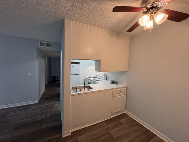 Building Photo - 1005 Hickory Hill Ln