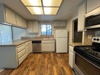 Building Photo - Spacious & Bright 3-Bedroom, 2 and 1/2 Bat...