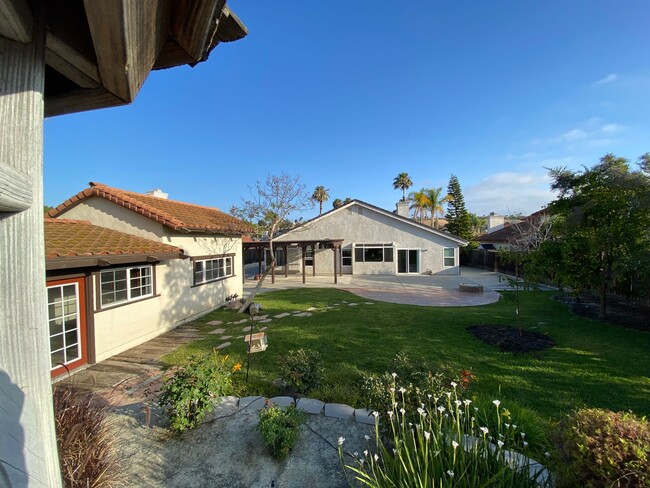 Building Photo - Move-in Special!! Single level view home i...