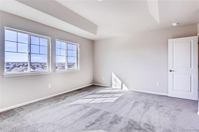 Building Photo - Elegant and spacious home with mountain vi...