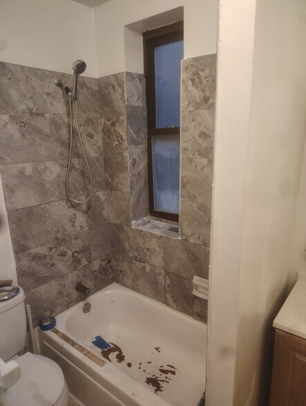 Building Photo - 320 W 111th St