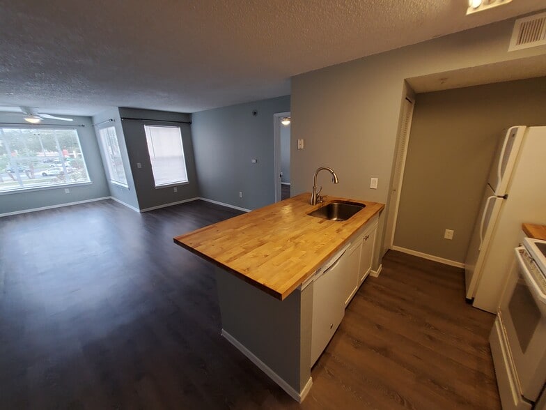 Building Photo - 4105 Tropical Isle Blvd