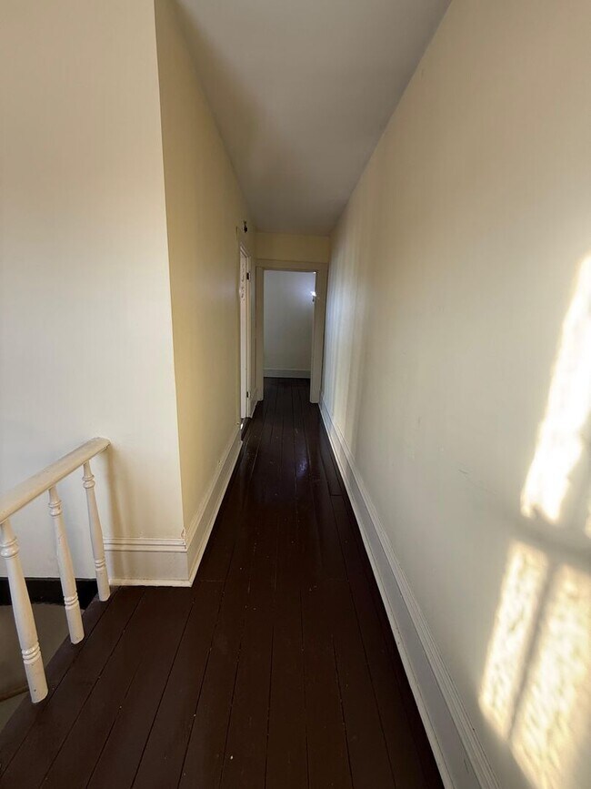 Building Photo - 2/3 bedrooms house