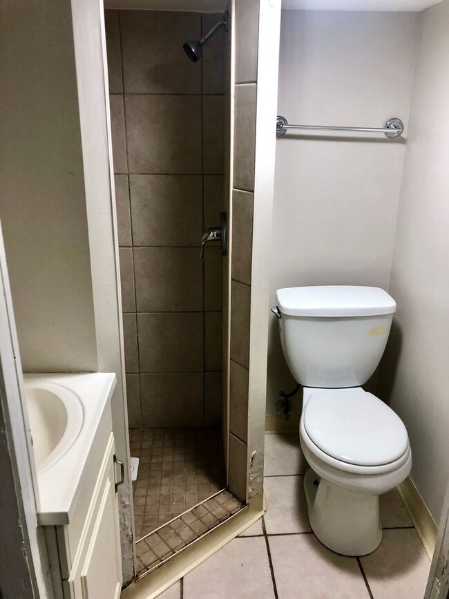 Building Photo - *** Spacious Oakland Apartment * Pet Friendly * Walk to Pitt & CMU * Close to Everything * Renova...