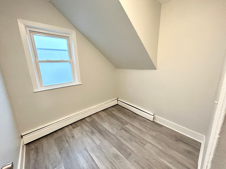 Building Photo - 8 Oakland St