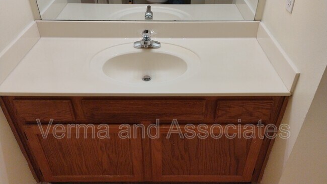 Building Photo - 44 Holly Dr