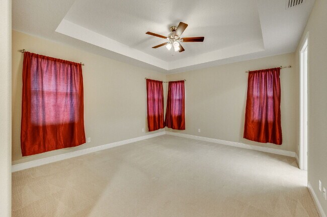 Building Photo - 4 bedroom, 3.5 bathroom in desirable Trasona!