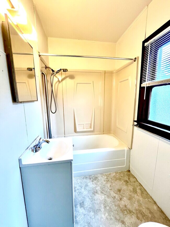 Building Photo - 213 E Oregon St