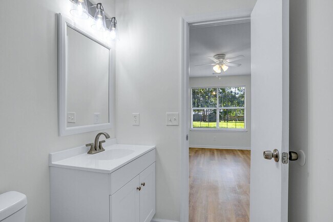Building Photo - 3 Bedroom 2 Bathrooms in Sterling Creek - ...