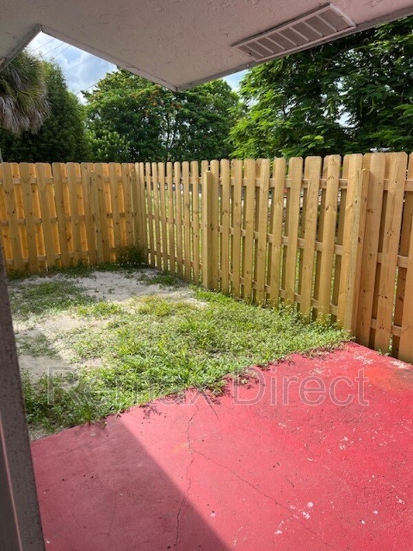 Building Photo - 2675 lakehaven road w