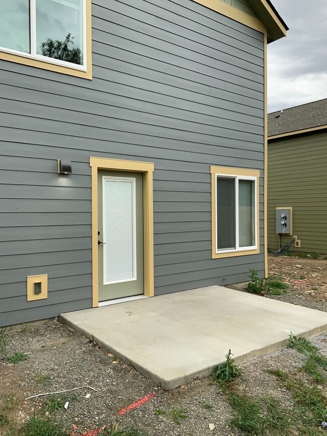 Building Photo - 4.5 Bathrooms ! 4 large bedrooms! Close to CWU