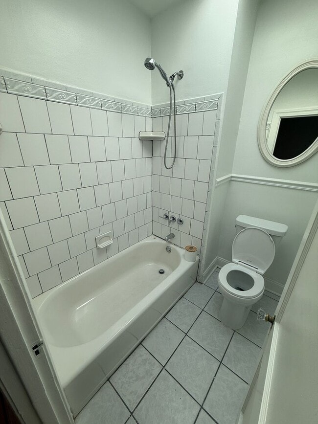 Building Photo - Spacious 3 Bedroom Townhome in Historic Ed...