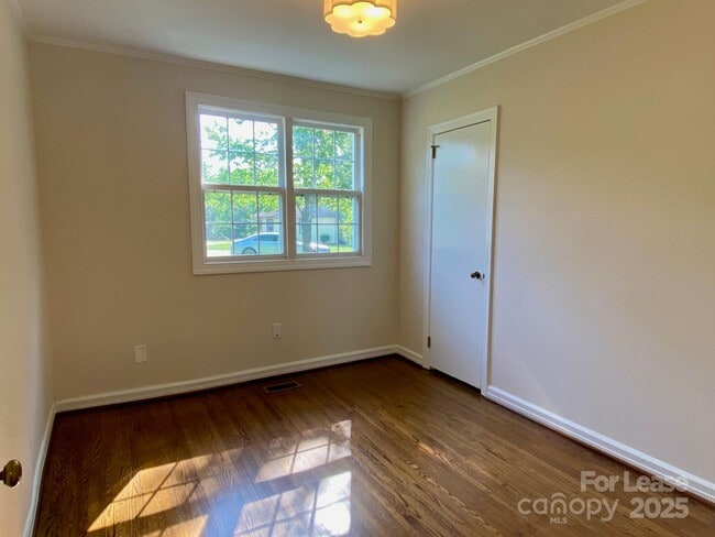Building Photo - 5300 Buckingham Dr
