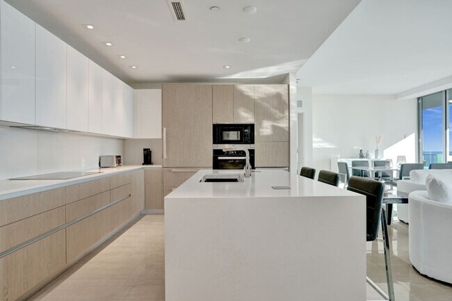 Building Photo - 3100 N Ocean Dr