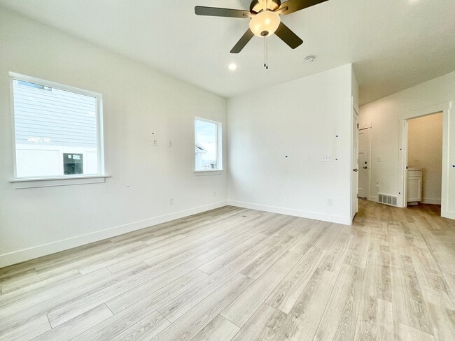 Building Photo - Bright & Beautiful Townhome in American Fork!