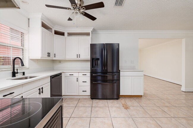 Building Photo - Charming single-family home nestled in des...