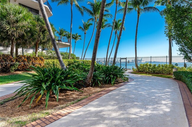 Building Photo - 540 Brickell Key Dr