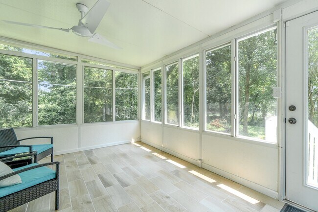 Building Photo - 6040 Airway Ln
