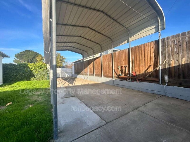 Building Photo - 5200 Fernwood Way