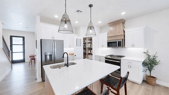 Building Photo - 4 Bedroom Home with 3 Car Garage in Enoch