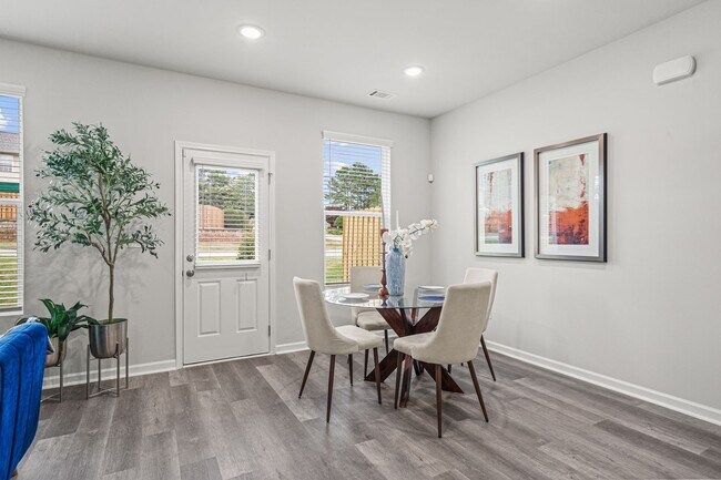 Building Photo - 3 Bed 2.5 bathroom townhomes in Gainesville!