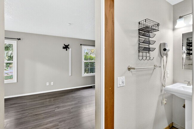 Building Photo - 13525 SW Roan Ct