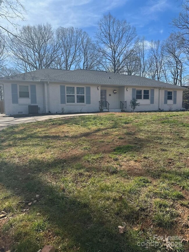 Building Photo - 242 N Sharon Amity Rd