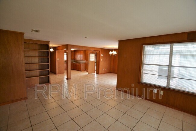 Building Photo - 8255 Queenswood Ct