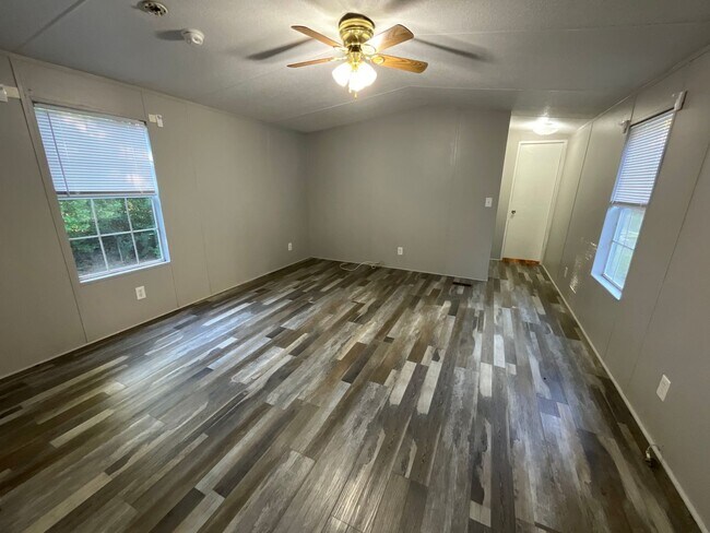 Building Photo - Singlewide in the country