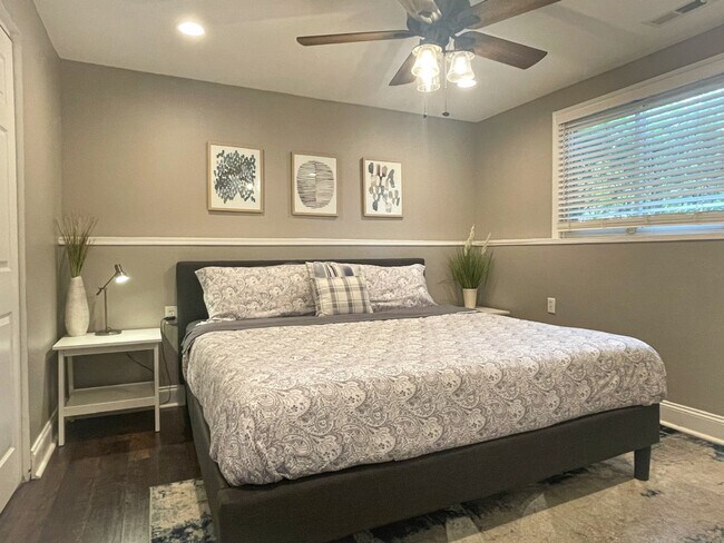 Building Photo - 11501-11505 5 Cedars Rd