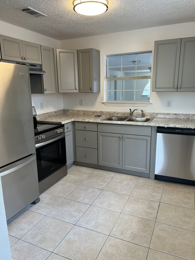 Building Photo - 217 Bay St NW