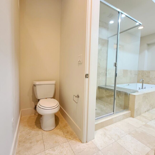 Building Photo - Spacious 3-Story Townhouse With Rooftop De...