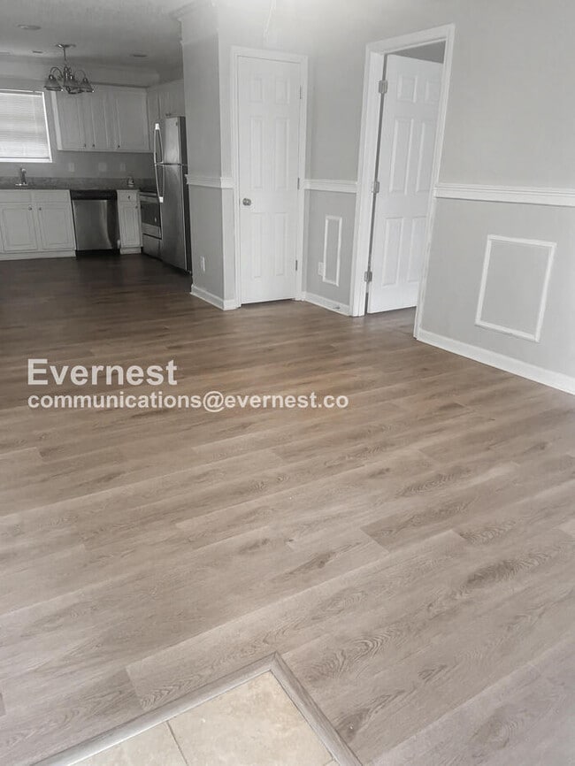 Building Photo - 3 Bed, 2 Bath Home with Off-Street Parking / Pet-Friendly / Vouchers Accepted / Available Now!