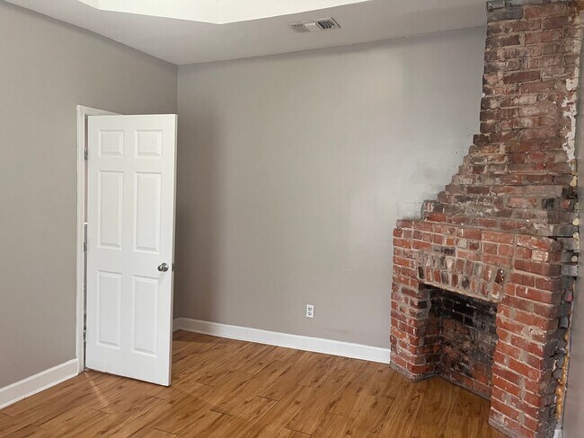 Building Photo - MOVE IN SPECIAL $250.00 OFF 1st Month's Rent- 2 bedroom, 1.5 bath apartment with W/D unit and sha...