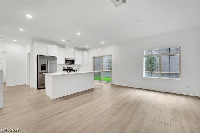 Building Photo - 600 N Carriage Hill Dr