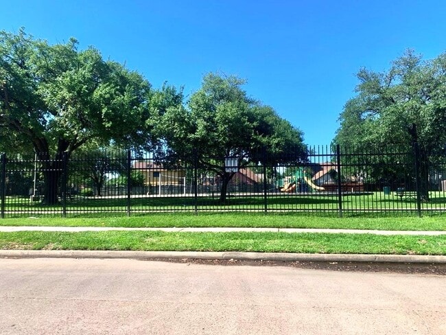 Building Photo - 13815 Glade Hollow Dr