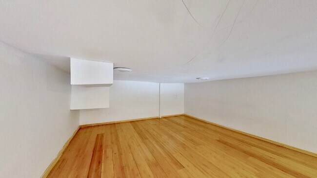 Building Photo - 441 Bainbridge St.